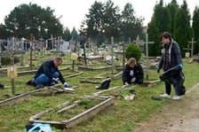 Porządkowanie grobów podopiecznych MOPS na cmentarzu na Psim Polu