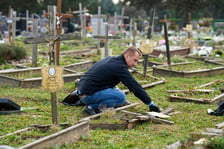 Porządkowanie grobów podopiecznych MOPS na cmentarzu na Psim Polu