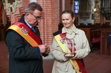 <p>Składanie kwiat&oacute;w i zniczy w kaplicy rajc&oacute;w w bazylice św. Elżbiety</p>