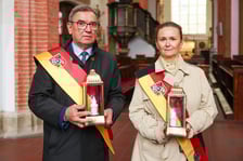 <p>Składanie kwiat&oacute;w i zniczy w kaplicy rajc&oacute;w w bazylice św. Elżbiety</p>