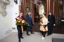 <p>Składanie kwiat&oacute;w i zniczy w kaplicy rajc&oacute;w w bazylice św. Elżbiety</p>