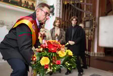 <p>Składanie kwiat&oacute;w i zniczy w kaplicy rajc&oacute;w w bazylice św. Elżbiety</p>