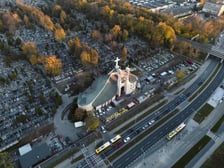 Cmentarz przy Bardziej, widok z góry, 1 listopada 2024