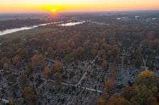 Cmentarz Osobowicki na zdjęciach z drona o zmierzchu i nocą