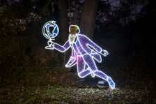 <p>Iluminacja z Panem Kleksem. Lumina Park koło Zamku Topacz</p>