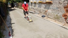 Muchobór Wielki. Końcówka remontu przejścia przez strumień Kasina łączącego ulicę Stanisławowską z Samborską
