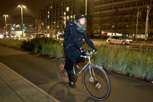 Strażnicy miejscy rozdają lampki rowerowe