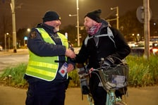Strażnicy miejscy rozdają lampki rowerowe