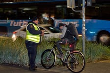 Strażnicy miejscy rozdają lampki rowerowe