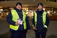 Strażnicy miejscy rozdają lampki rowerowe