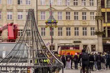Trwa montaż pierwszych świątecznych dekoracji. Wrocław, 13.11.2024