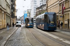 <p>Ulica Szczytnicka we Wrocławiu. Mijające się tramwaje.</p>