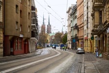 <p>Ulica Szczytnicka we Wrocławiu. Widok w stronę Ostrowa Tumskiego.</p>