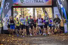 Bieg CITY TRAIL w Lesie Osobowickim we Wrocławiu. Zdjęcia biegaczy