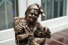 <p>Odsłonięcie Krasnala Praw Człowieka przy biurze Pełnomocnika Terenowego Rzecznika Praw Obywatelskich we Wrocławiu przy ul. Wierzbowej 5</p>