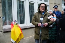 <p>Odsłonięcie krasnala Praw Człowieka przy biurze Pełnomocnika Terenowego Rzecznika Praw Obywatelskich we Wrocławiu przy ul. Wierzbowej 5. Na zdjęciu Krzysztof Lis, syn dra Macieja Lisa</p>