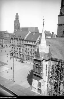 <p>Wrocław w 1950 roku. Widok na ratusz i Sukiennice</p>