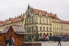 Montaż nowej choinki w Rynku we Wrocławiu - zdjęcia z 19.11.2024