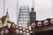 Montaż nowej choinki w Rynku we Wrocławiu - zdjęcia z 19.11.2024