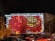 Świetlna instalacja na Gaju