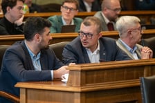 <p>XI Sesja Rady Miejskiej Wrocławia, 21.11.202. Radni Piotr Uhle i Mateusz Żak</p>
