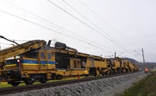 Kolejowy kombajn AHM 800 przy modernizacji trasy Wrocław - Międzylesie