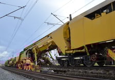 Kolejowy kombajn AHM 800 przy modernizacji trasy Wrocław - Międzylesie