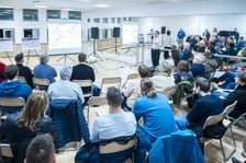 <p>Spotkanie w szkole przy Asfaltowej podsumowujące konsultacje społeczne Pakietu dla Południa. Monika Kozłowska-Święconek z Biura Zr&oacute;wnoważonej Mobilności opowiada o pakiecie&nbsp;</p>