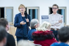 <p>Spotkanie w szkole przy Asfaltowej podsumowujące konsultacje społeczne Pakietu dla Południa. Elwira Nowak z Wydziału Inżynierii Miejskiej odpowiada na pytania mieszkańc&oacute;w&nbsp;</p>