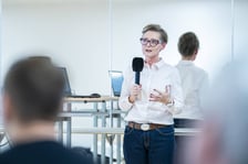 <p>Spotkanie w szkole przy Asfaltowej podsumowujące konsultacje społeczne Pakietu dla Południa. Monika Kozłowska-Święconek z Biura Zr&oacute;wnoważonej Mobilności opowiada o pakiecie&nbsp;</p>