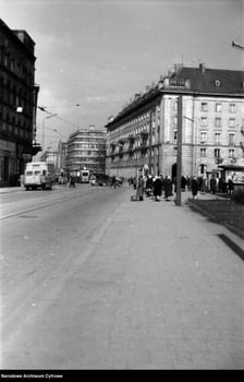 <p>Ul. Świdnicka, po prawj widoczny kiosk RUCH=u</p>
