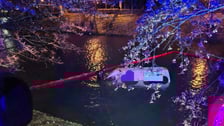 <p>Wypadek przy Podwalu - do fosy wpadł bus. Strażacy w akcji</p>