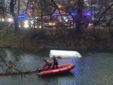 Wypadek przy Podwalu - do fosy wpadł bus