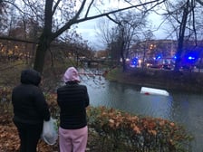 Wypadek przy Podwalu - do fosy wpadł bus