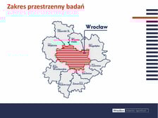 <p>Tegoroczna edycja dotyczyła Wrocławia i 9 najbliżej położonych gmin. Jest to obszar, w którym szacujemy, że mieszka ponad mil ion osób. Te 9 sąsiadujących z miastem gmin ma największy wpływ na sytuację komunikacyjną Wrocławia. To są bowiem osoby które codziennie przyjeżdżają do miasta do pracy, do szkoły czy na uczelnię. W tym roku ankieterzy odwiedzili ponad 4 tys. mieszkań i domów, w których o codzienne podróże spytali ponad 10,5 tys. osób w wie ku co najmniej 6 lat. Jest to zadanie czasochłonne, ponieważ odmowy wzięcia udziału w ankiecie są dość powszechne.</p><p><strong>Opis zdjęcia: </strong>Mapa przedstawiająca Wrocław (zaznaczony czerwonymi paskami) i otaczające go gminy (oznaczone szarym kolorem): Oborniki Śląskie, Wisznia Mała, Długołęka, Czernica, Siechnice, Żórawina, Kobierzyce, Kąty Wrocławskie i Miękinia.</p>