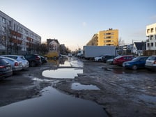 Przez te okolice przebiega jedna z dwóch tras tramwaju na Klecinę - ta wytyczona lata temu, pod którą została przewidziana rezerwa terenu