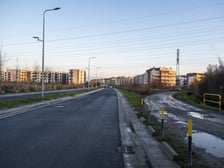 Przez te okolice przebiega I wariant trasy tramwaju na Klecinę. Od ul. Przyjaźni prowadzi korytarzem wyznaczonym między budynkami, a także przez chaszcze, przecina Ślęzę i dochodzi do ul. Kupieckiej