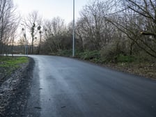 Przez te okolice przebiega jedna z dwóch tras tramwaju na Klecinę - ta wytyczona lata temu, pod którą została przewidziana rezerwa terenu