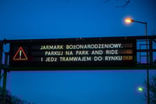 Tablica informacyjna nad drogą