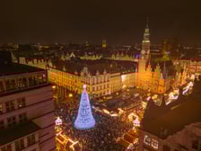 Mikołajki na wrocławskim Rynku. Mikołaj, elfy, jarmark i rozświetlona choinka