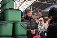 Przy stoisku z pojemnikami na bioodpady na targowisku Komandor (7 grudnia 2024 r.)