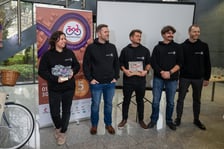 <p>Podsumowanie 5. edycji "W k&oacute;łko kręcę" we Wrocławiu. Zwycięzcy otrzymali statuetki i rowery.</p>
