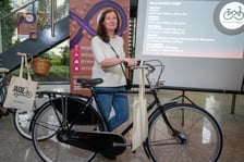 <p>Podsumowanie 5. edycji "W k&oacute;łko kręcę" we Wrocławiu. Zwycięzcy otrzymali statuetki i rowery.</p>