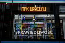 Dziś, 10 grudnia, w Międzynarodowy Dzień Praw Człowieka, wyruszył tramwaj poświęcony naszym niezbywalnym prawom. Na przystanku "Opera" nastąpiła inauguracja tramwaju, który tak oklejony będzie kursował przez cały rok