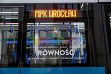 Dziś, 10 grudnia, w Międzynarodowy Dzień Praw Człowieka, wyruszył tramwaj poświęcony naszym niezbywalnym prawom. Na przystanku "Opera" nastąpiła inauguracja tramwaju, który tak oklejony będzie kursował przez cały rok