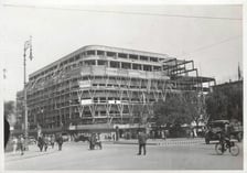 <p>Ulica Świdnicka we Wrocławiu przed II wojną światową. Dom towarowy (obecna renoma) w budowie</p>