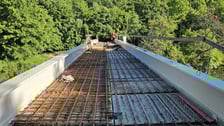 <p>Konstrukcja kładki nad Widawą przygotowywana jest do betonowania (zdjęcie z końc&oacute;wki maja)&nbsp;</p>