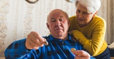 <h2>Bon senioralny nie dla każdego. Jakie są kryteria dochodowe?</h2>
<p>Program &bdquo;Bon senioralny&rdquo; posiada kryteria dochodowe. W przypadku seniora doch&oacute;d miesięczny nie może przekraczać 5 000 zł brutto.</p>
<p>W przypadku członka rodziny kryterium zależy od tego, czy prowadzi jednoosobowe czy wieloosobowe gospodarstwo domowe. Będzie to granica odpowiednio dwu- i trzykrotności minimalnego wynagrodzenia.</p>