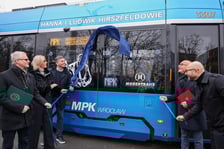 Uroczystość nadania imienia Hanny i Ludwika Hirszfeldów wrocławskiemu tramwajowi z udziałem władz miasta i przedstawicieli instytucji naukowych i MPK