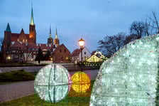 <p>Świąteczne iluminacje i ozdoby we Wrocławiu. Ostr&oacute;w Tumski</p>
